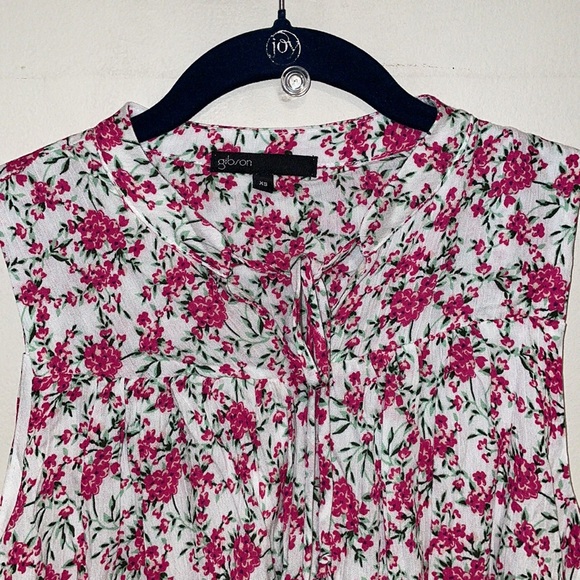 Floral Top XS NWT - Picture 2 of 9